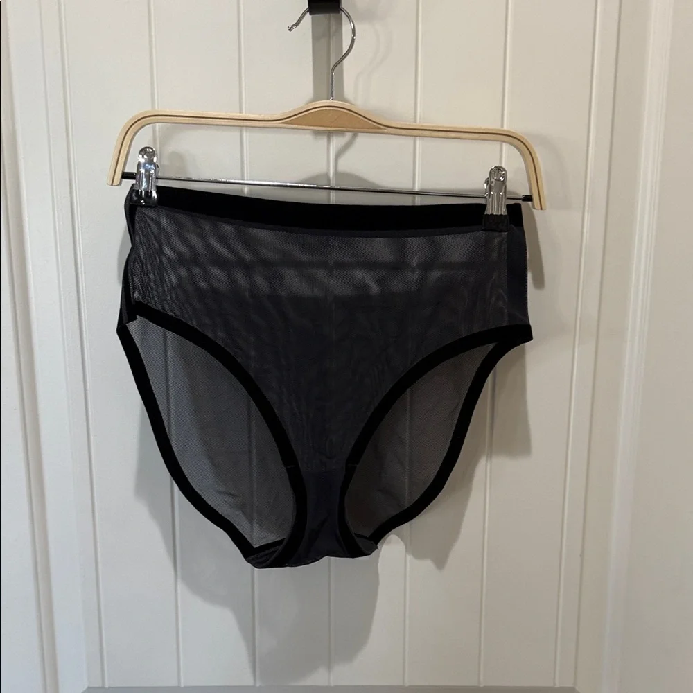 Seamless Eby Support Bra bundle (3 bras and 1 panty) - Picture 10 of 12